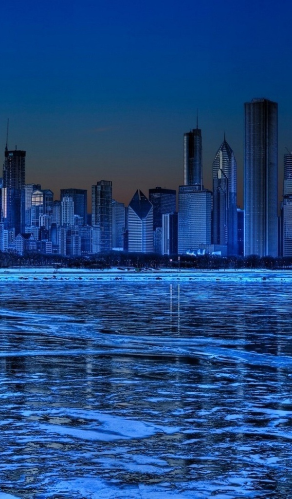 Голубой неоновый лед озера на фоне мегаполиса, фото HDR