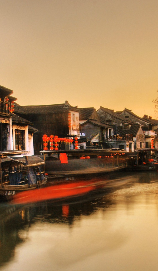 Лодки у пристани в китайском городке