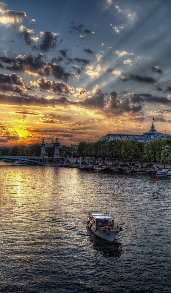 Лодка посреди реки в городе, фото HDR