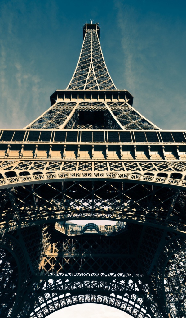 Вид снизу на Эйфелеву башню