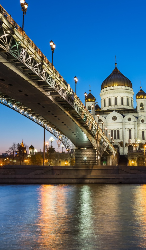 Мост у храма в Москве