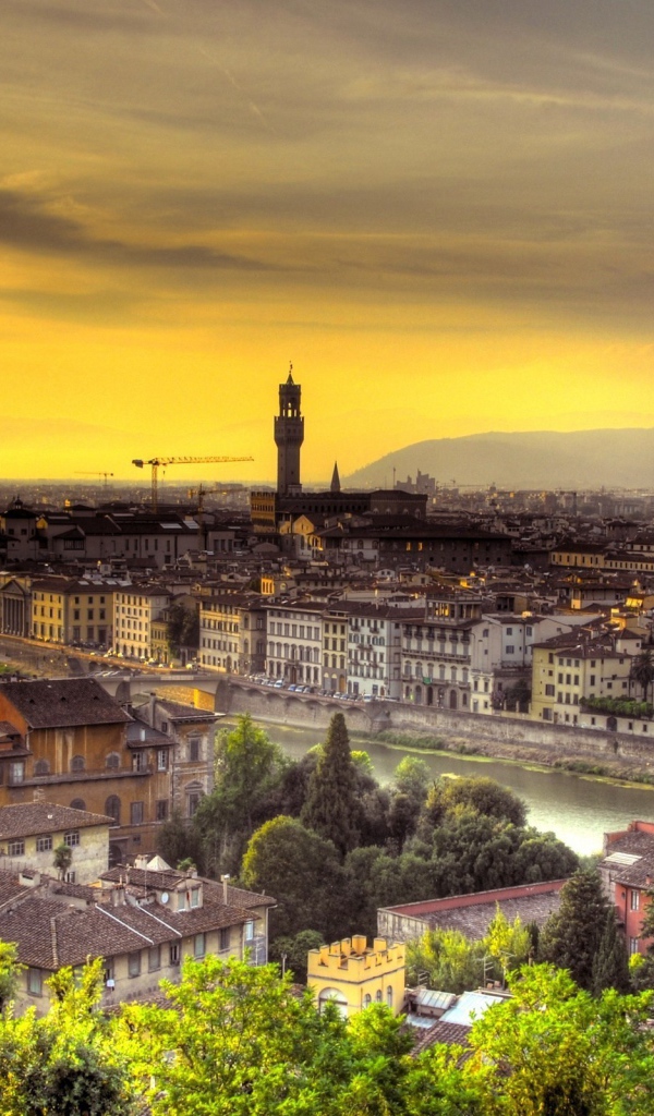 Мосты на реке в древнем городе в Европе