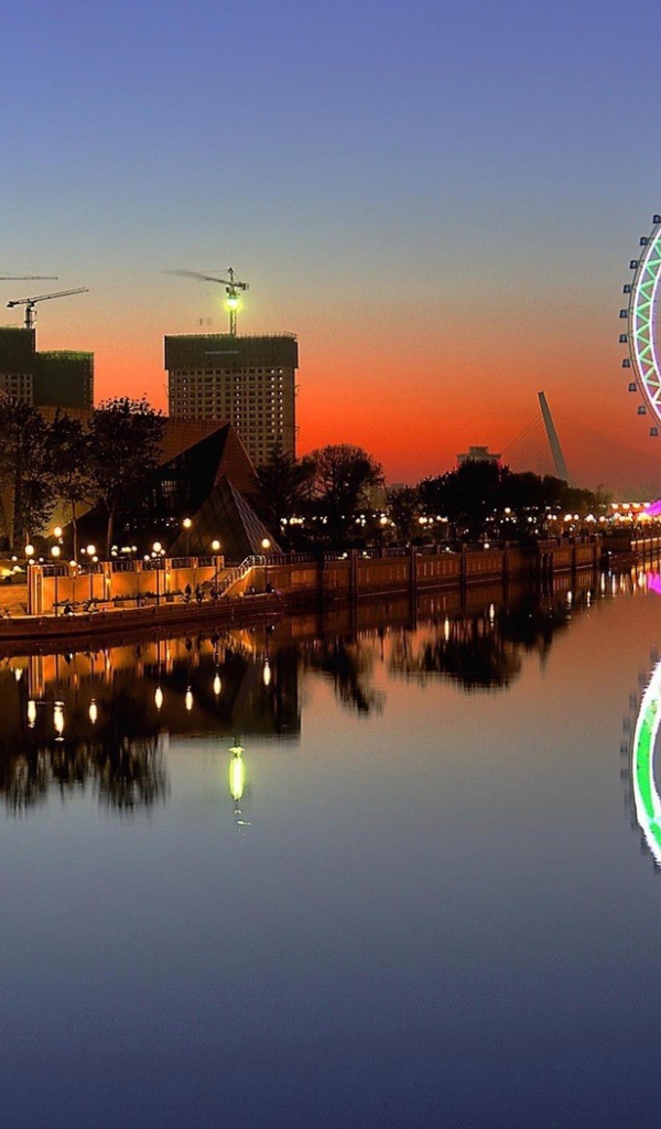 Яркое колесо обозрения в китайском городе