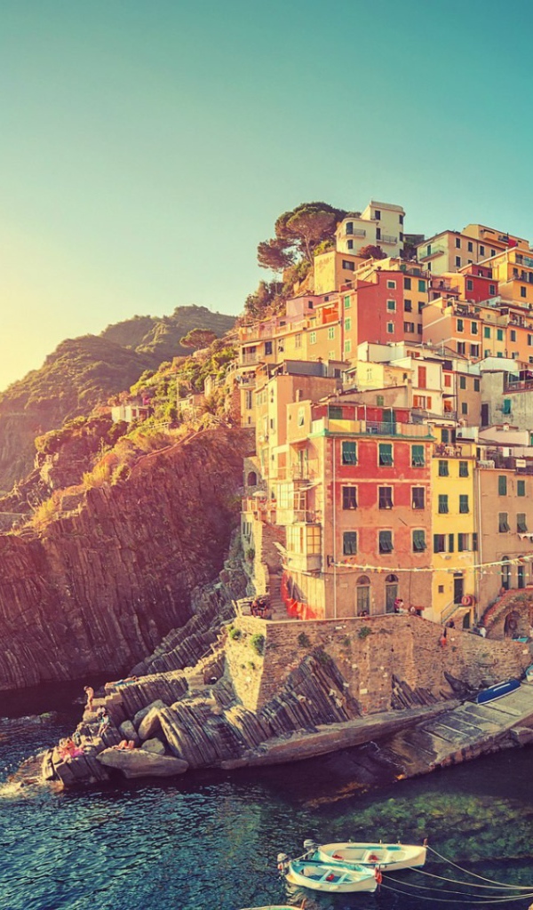 Яркий городок на Лазурном берегу