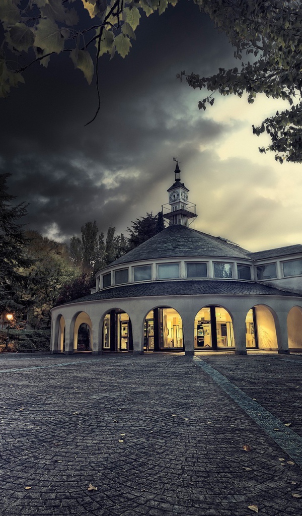 Здание с башней в парке