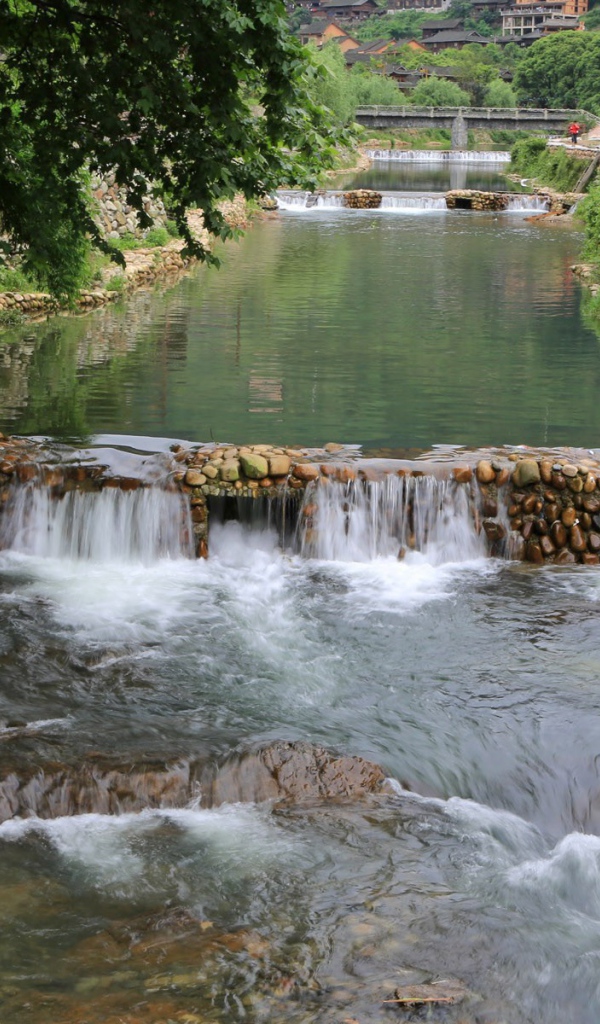Спокойная река в городе