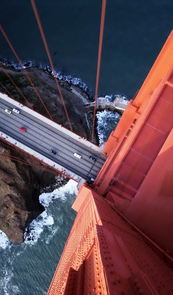 Машины на мосту Золотые ворота с высоты птичьего полета