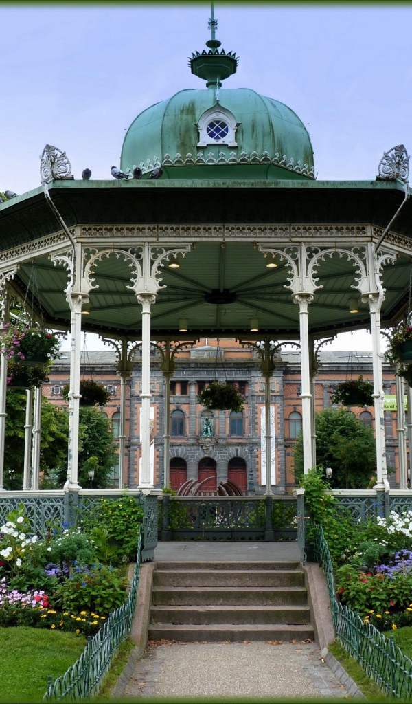 Резная деревянная беседка в парке