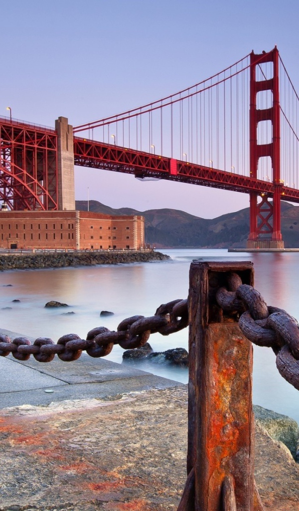 Цепи на набережной перед мостом Золотые ворота