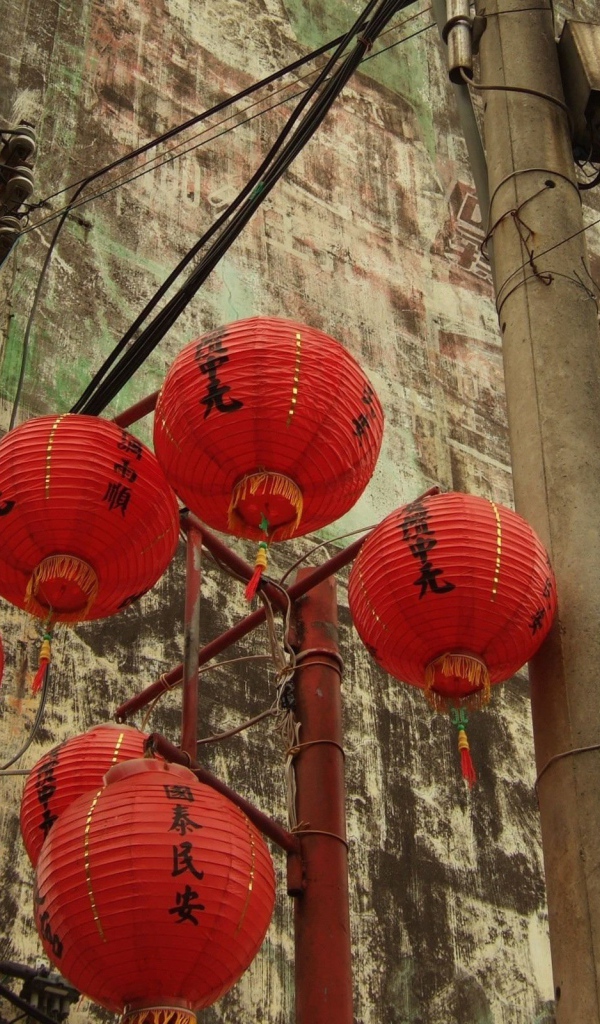 Китайские фонарики на углу улицы