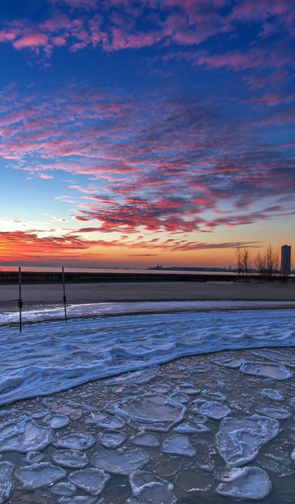Куски льда на берегу моря в городе