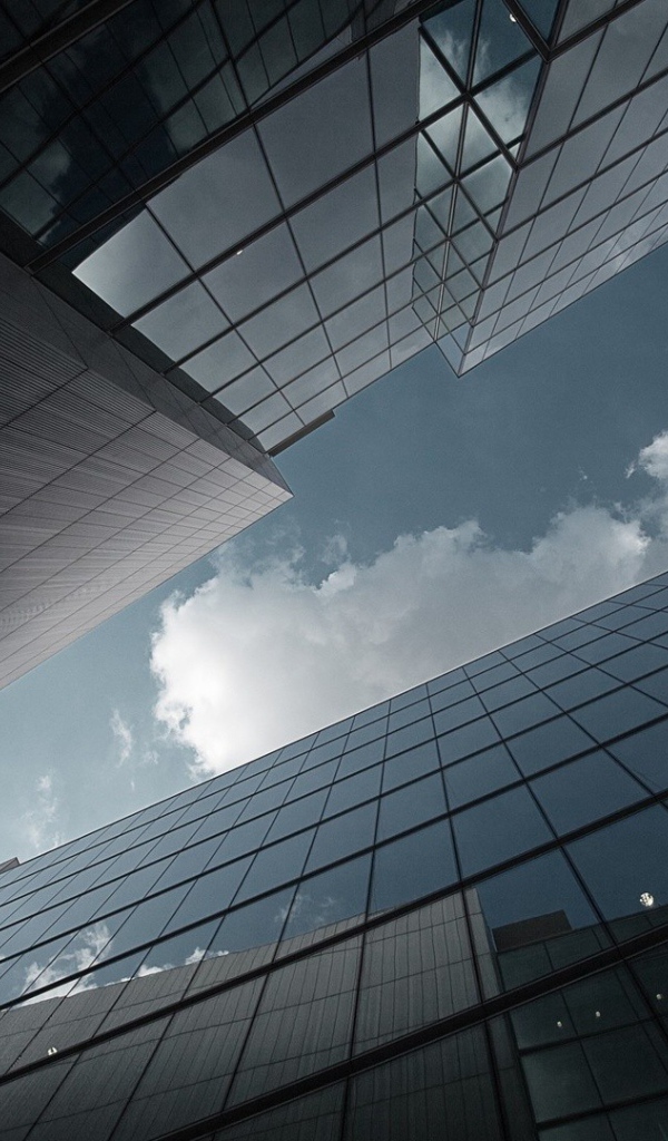 Облака отражаются в небоскребах