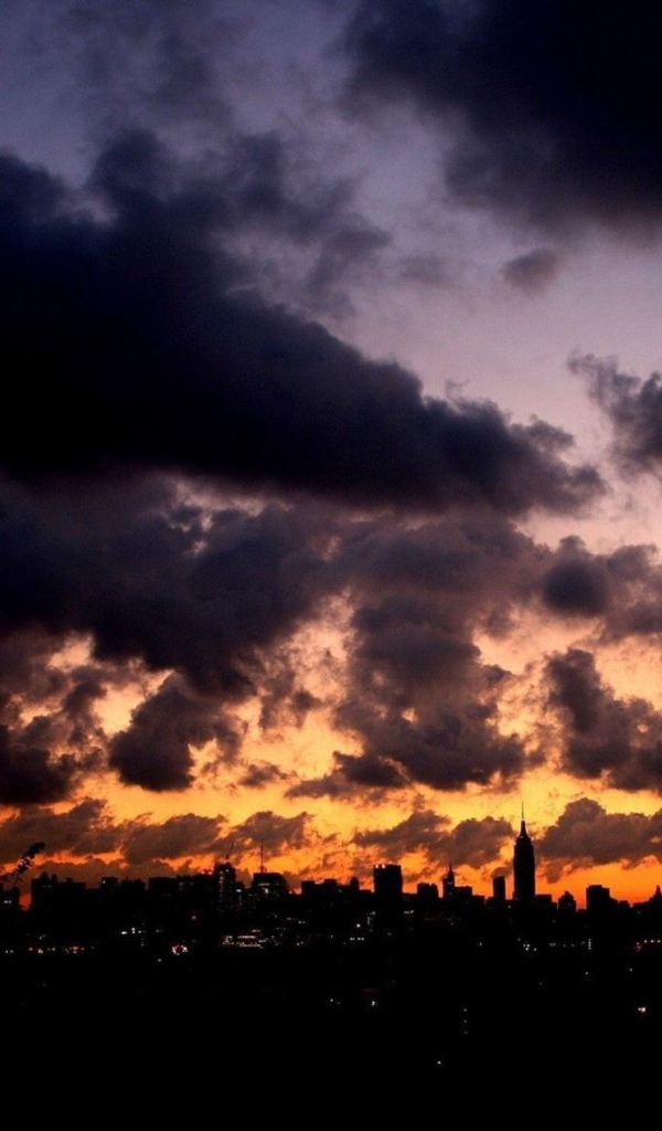 Темные облака над городом