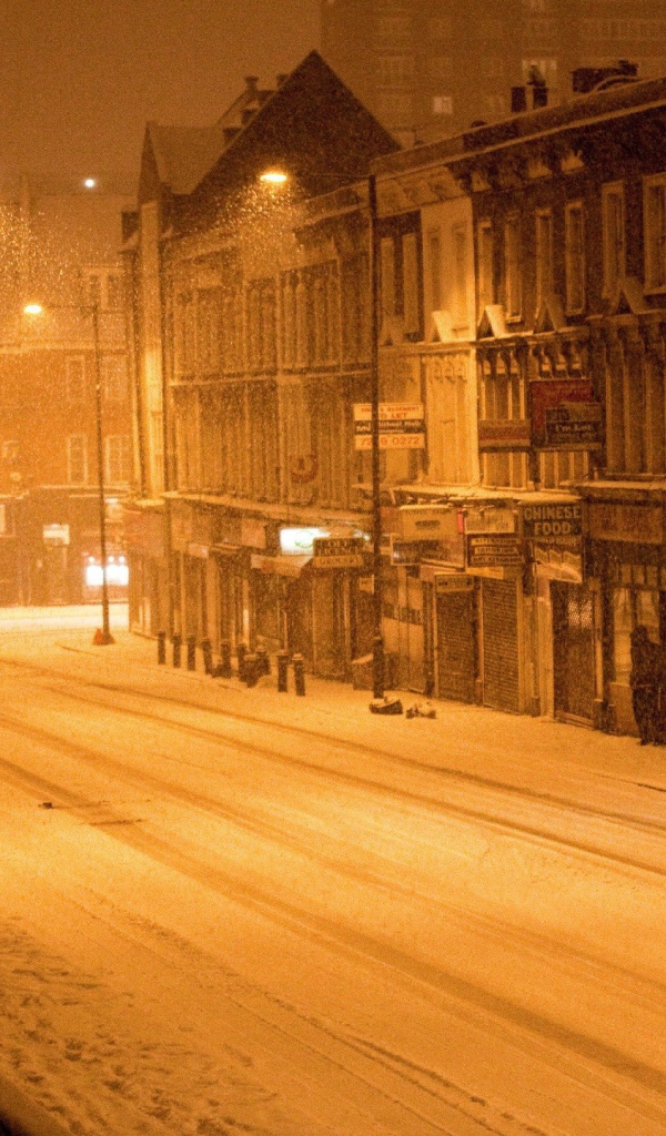 Пустынная зимняя улица в американском городе