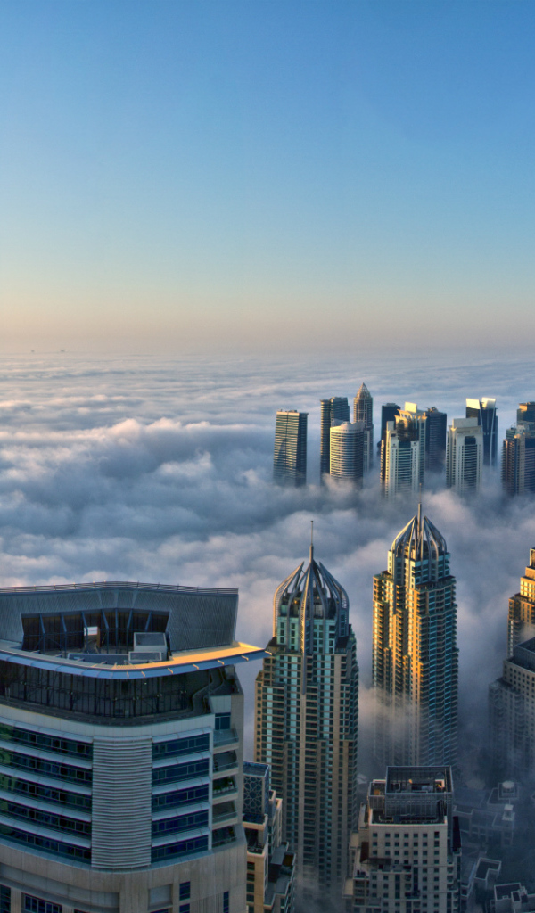 Город Дубай в тумане
