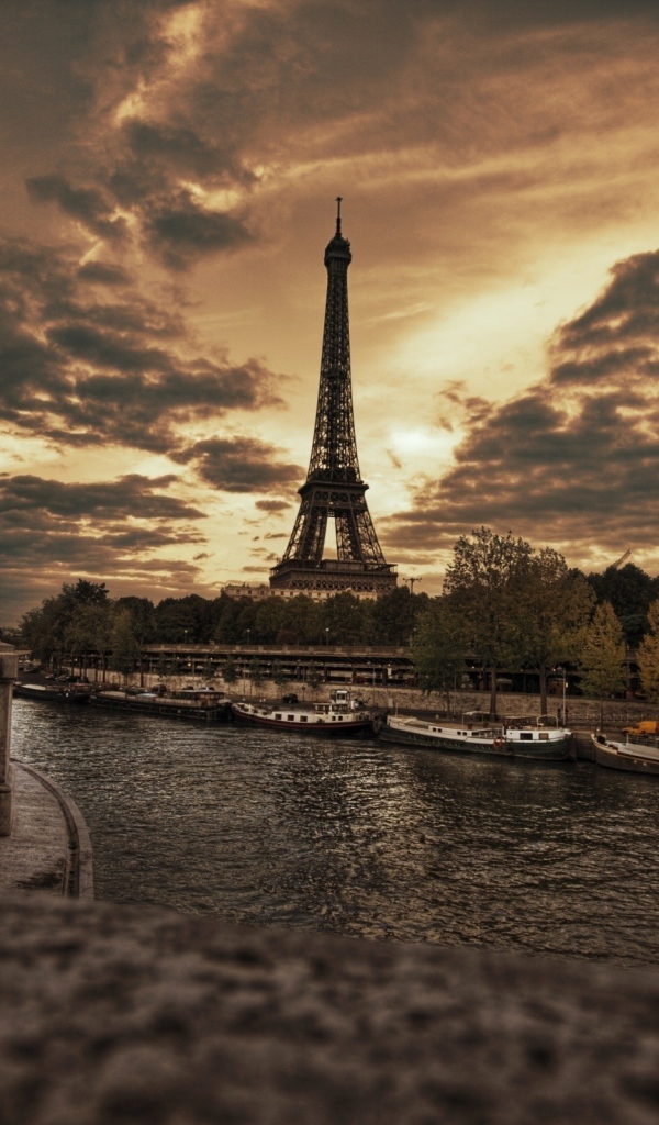 Набережная реки в Париже