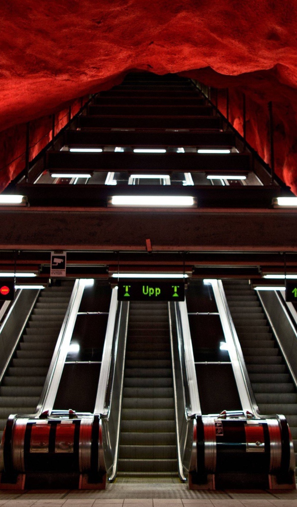 Эскалатор в метро Стокгольма