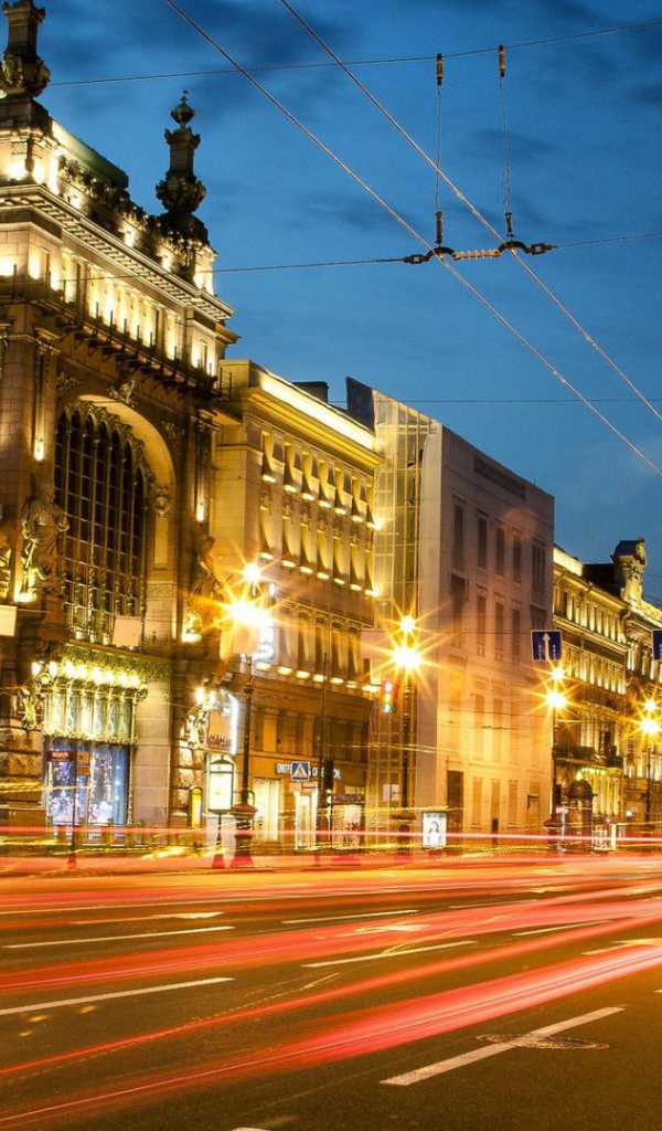 Вечерние огни на улице Санкт-Петербурга