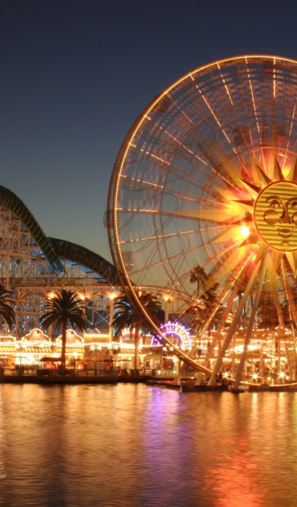 Колесо обозрения в парке развлечений