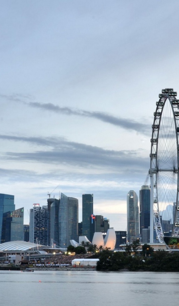 Колесо обозрения на фоне города в Сингапуре