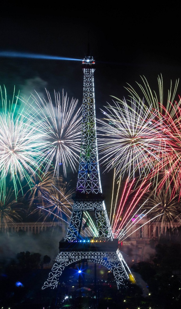 Праздничный фейерверк в Париже