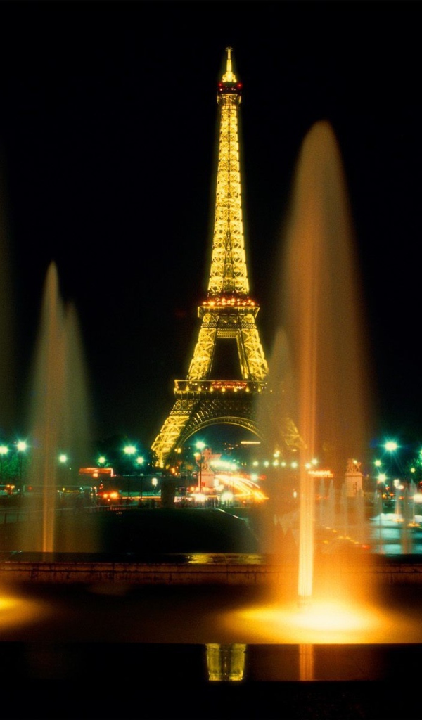 Фонтаны на фоне Эйфелевой башни