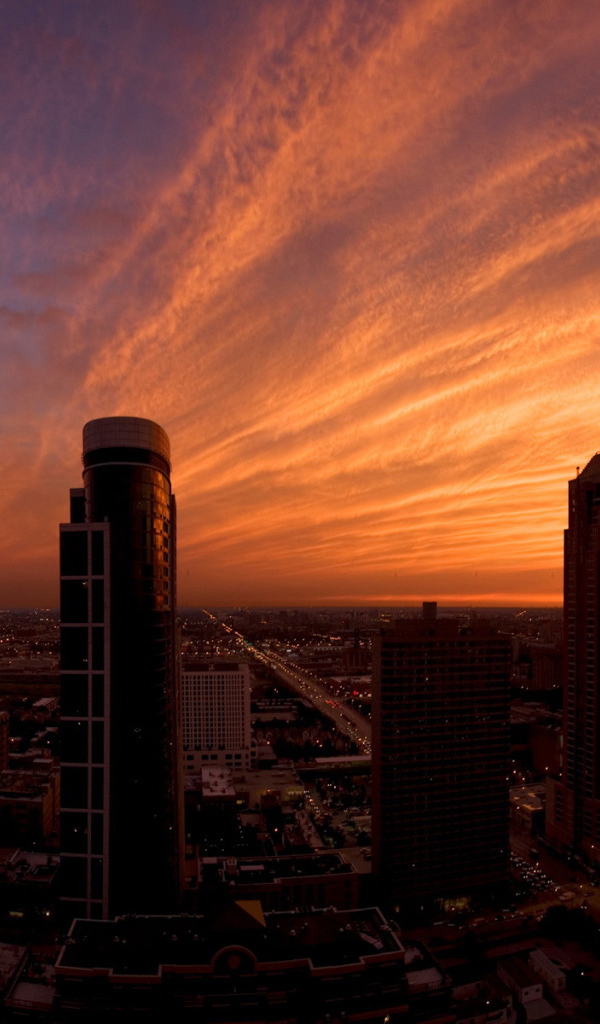 Светящиеся облака над городом