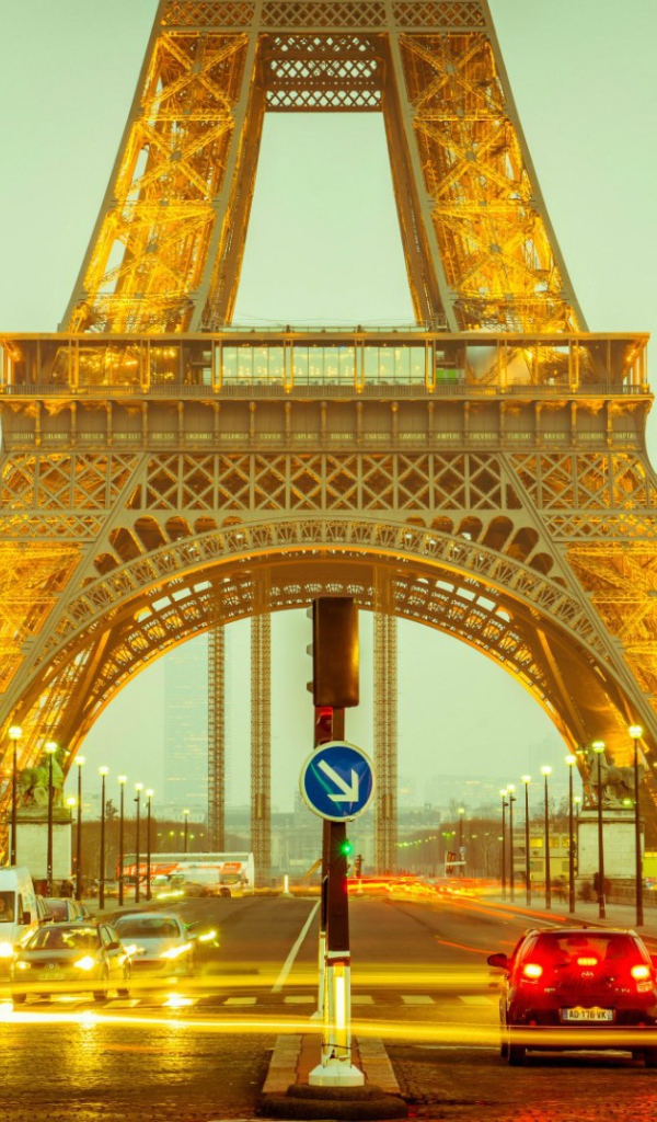 Золотая Эйфелева башня в Париже