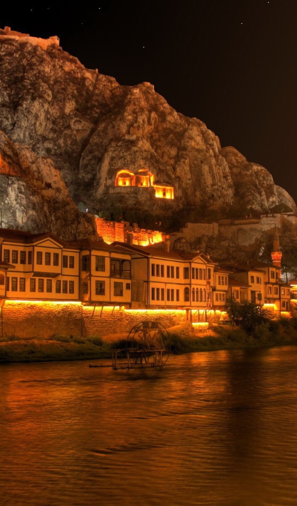 Дома между скалами и водой