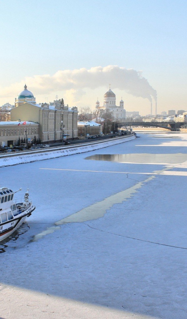 Покрытая льдом Москва-река
