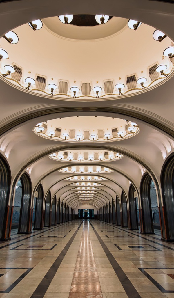 Интерьер одной из станций метро в Москве