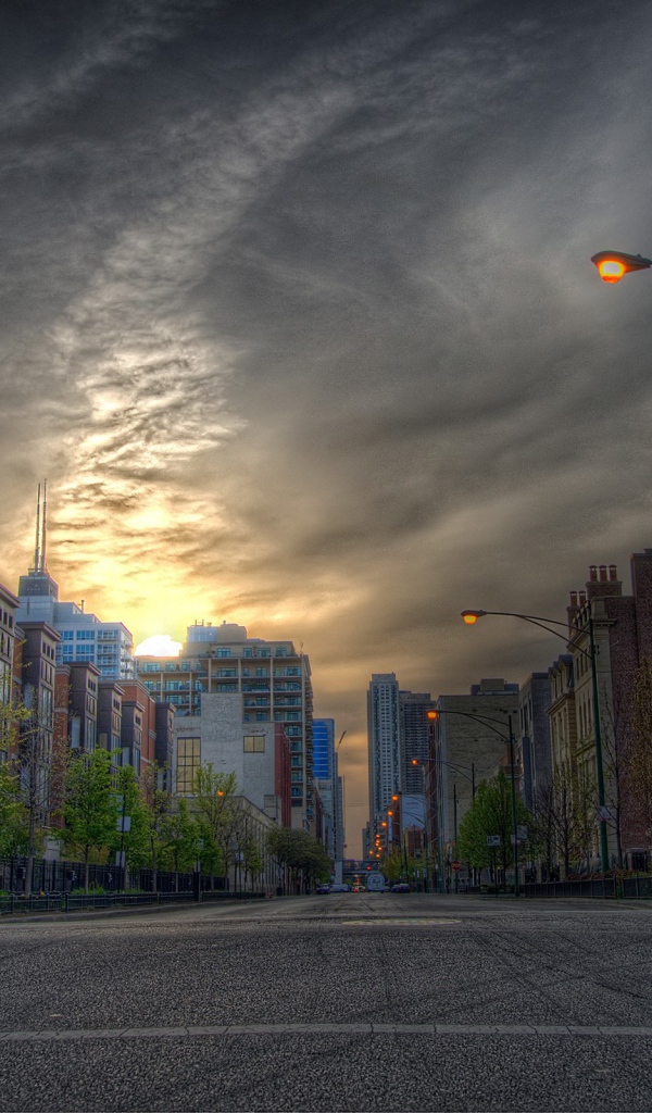 Совершенно пустая городская улица