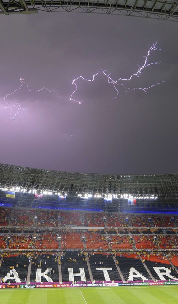 Молния над Донбасс ареной в Донецке