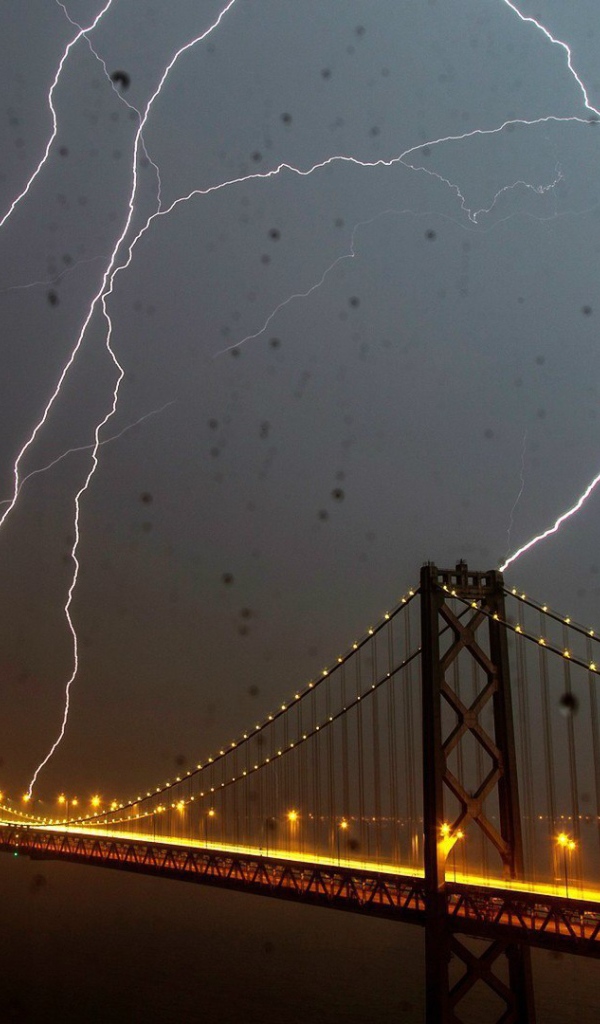 Молния поражает мост Бэй-Бридж в Сан-Франциско