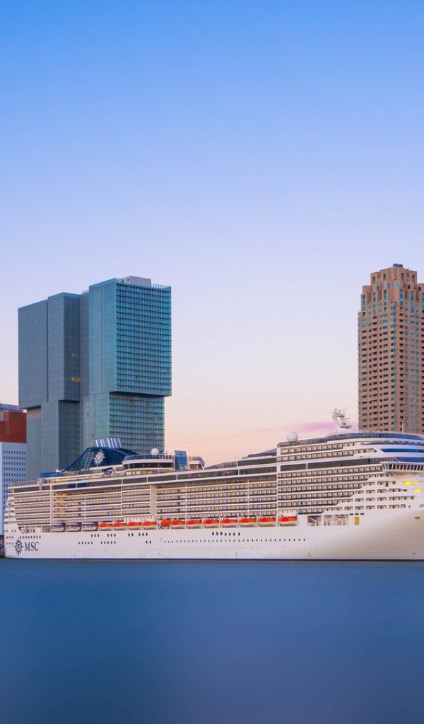 Лайнер на фоне небоскребов в Роттердаме