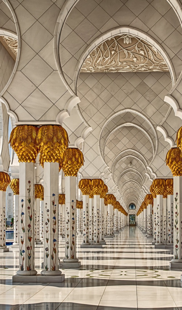 Роскошная мраморная колоннада в Арабских Эмиратах