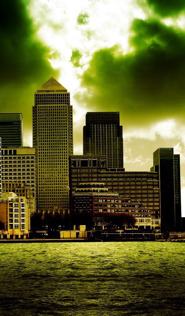 Мегаполис под зелеными облаками