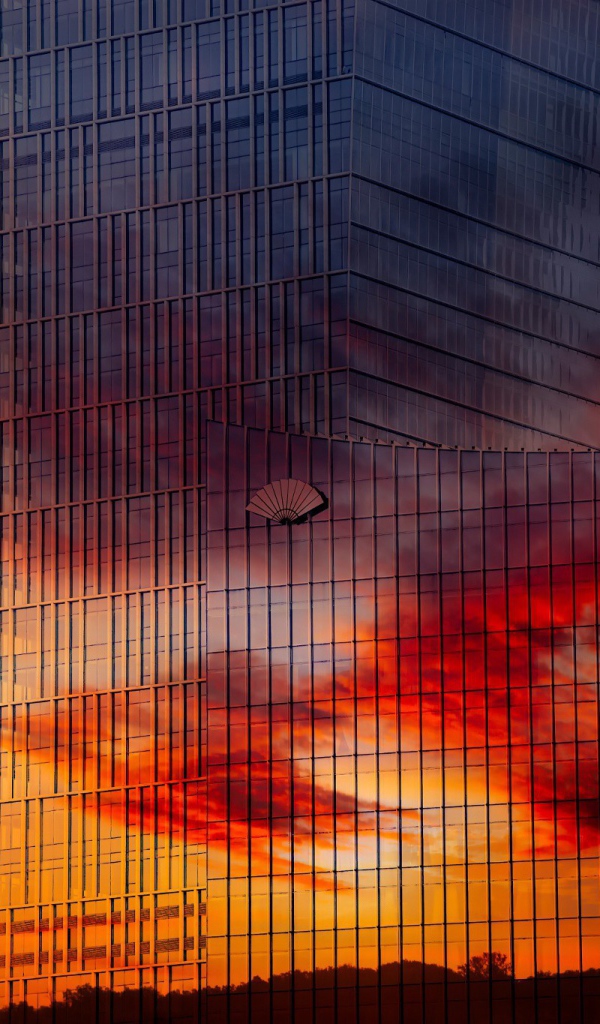 Зеркальный небоскреб в Китае