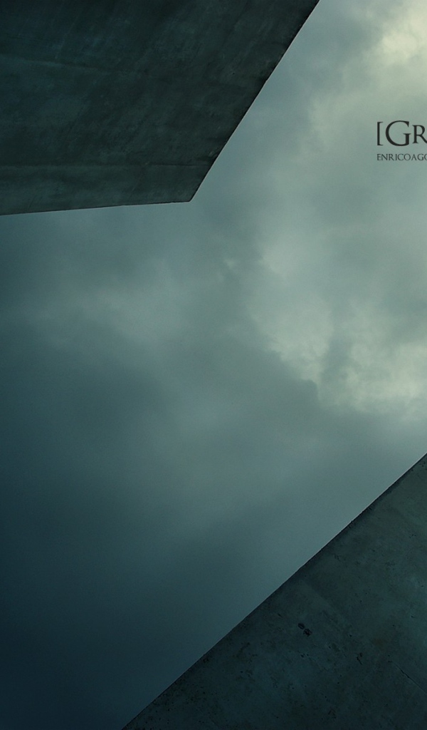 Современная архитектура на фоне хмурого неба