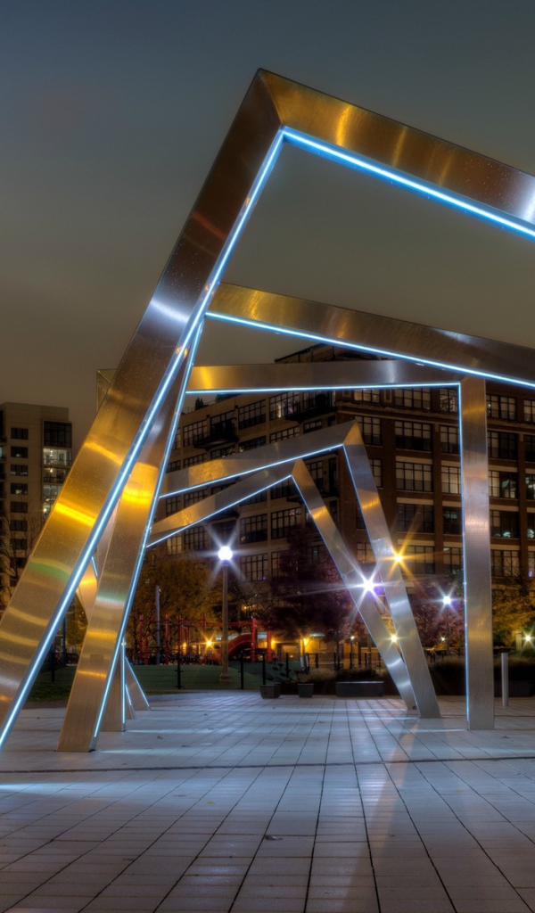 Современные скульптуры на площади в городе