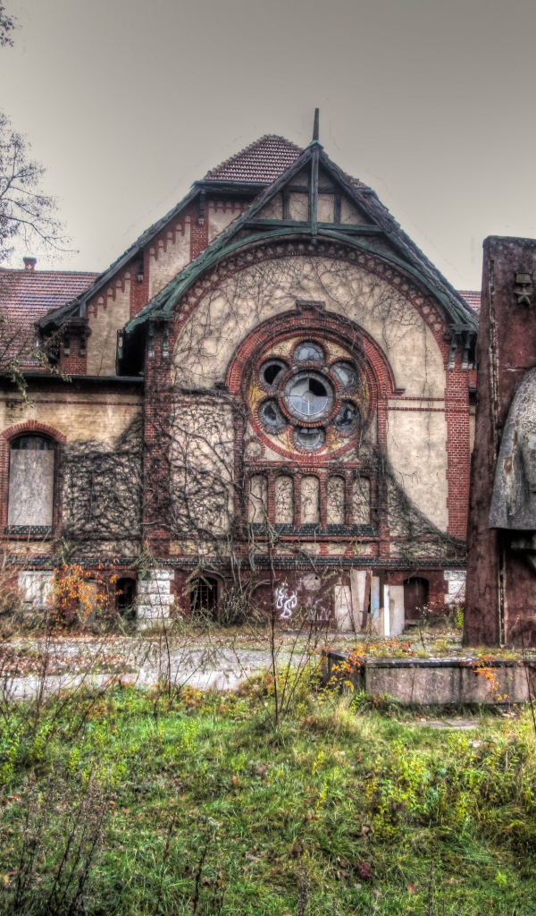 Памятник у заброшенной больницы, фото HDR