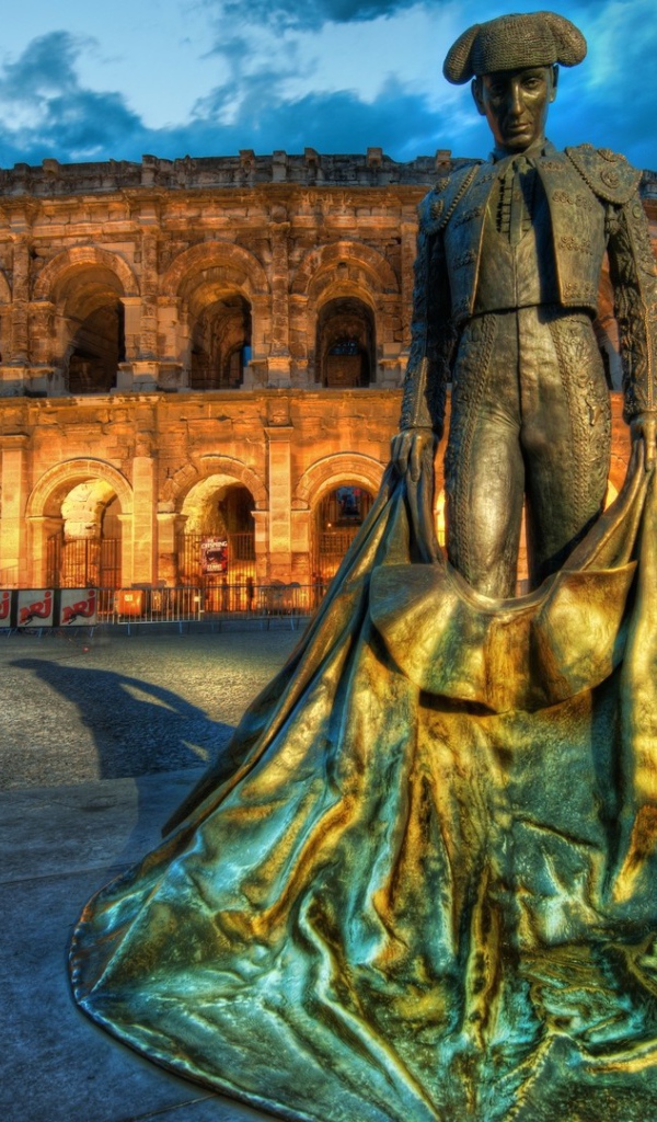 Памятник тореадору перед Колизеем