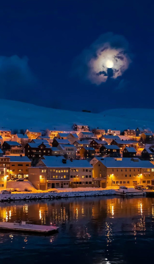 Луна над городом Альту, Норвегия