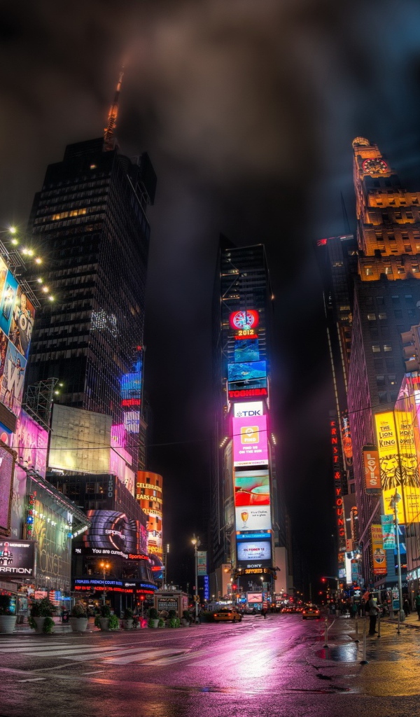 Огни ночной рекламы в городе, HDR фото