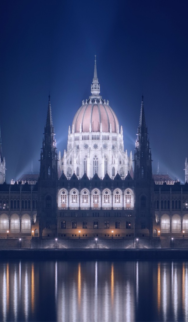 Ночная подсветка здания в Будапеште, Венгрия