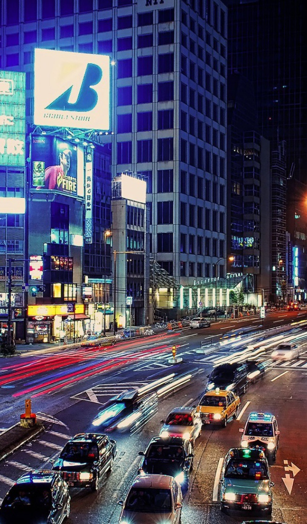 Ночное движение в японском городе