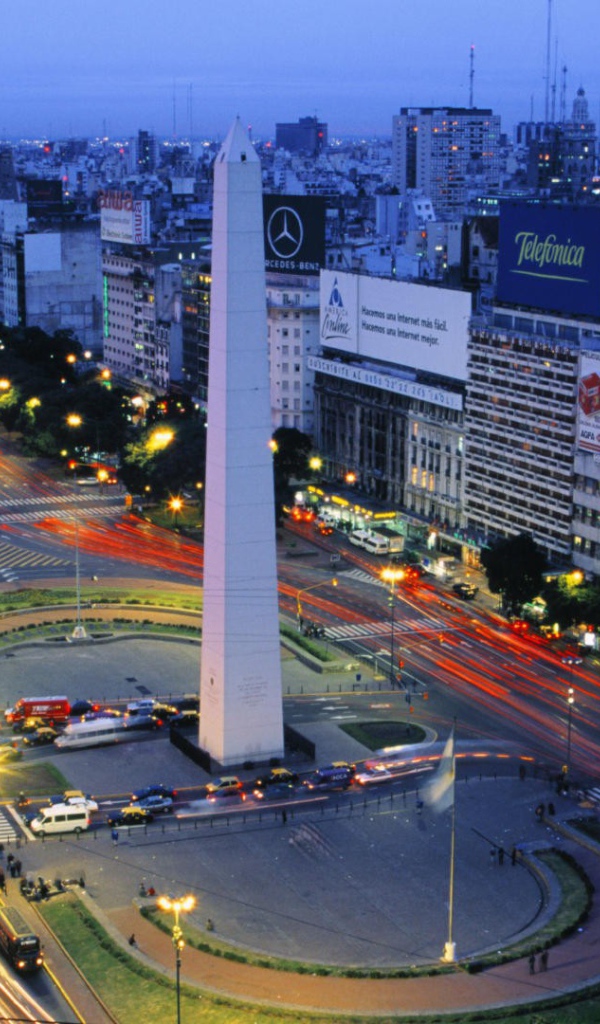 Обелиск на площади в Буэнос-Айресе