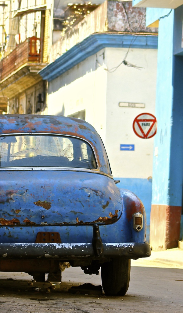 Старое авто на улице в Гаване