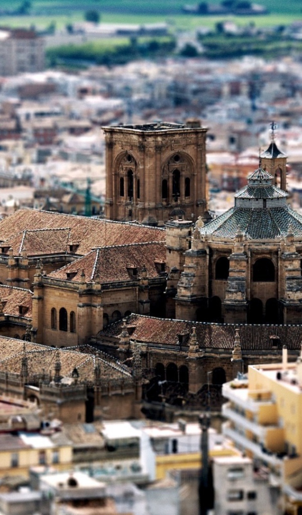 Старый храм посреди города