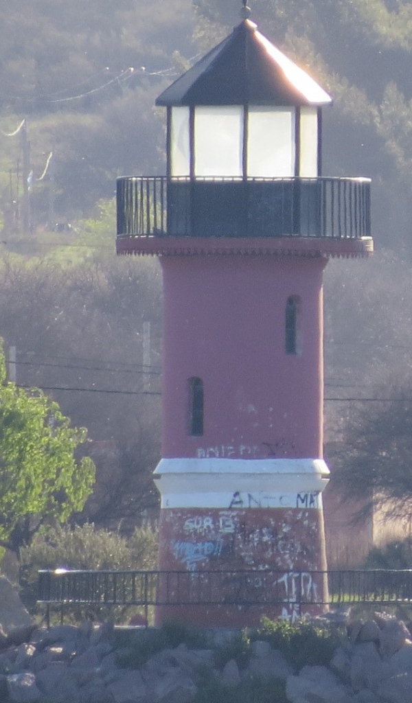 Старый маяк на берегу моря